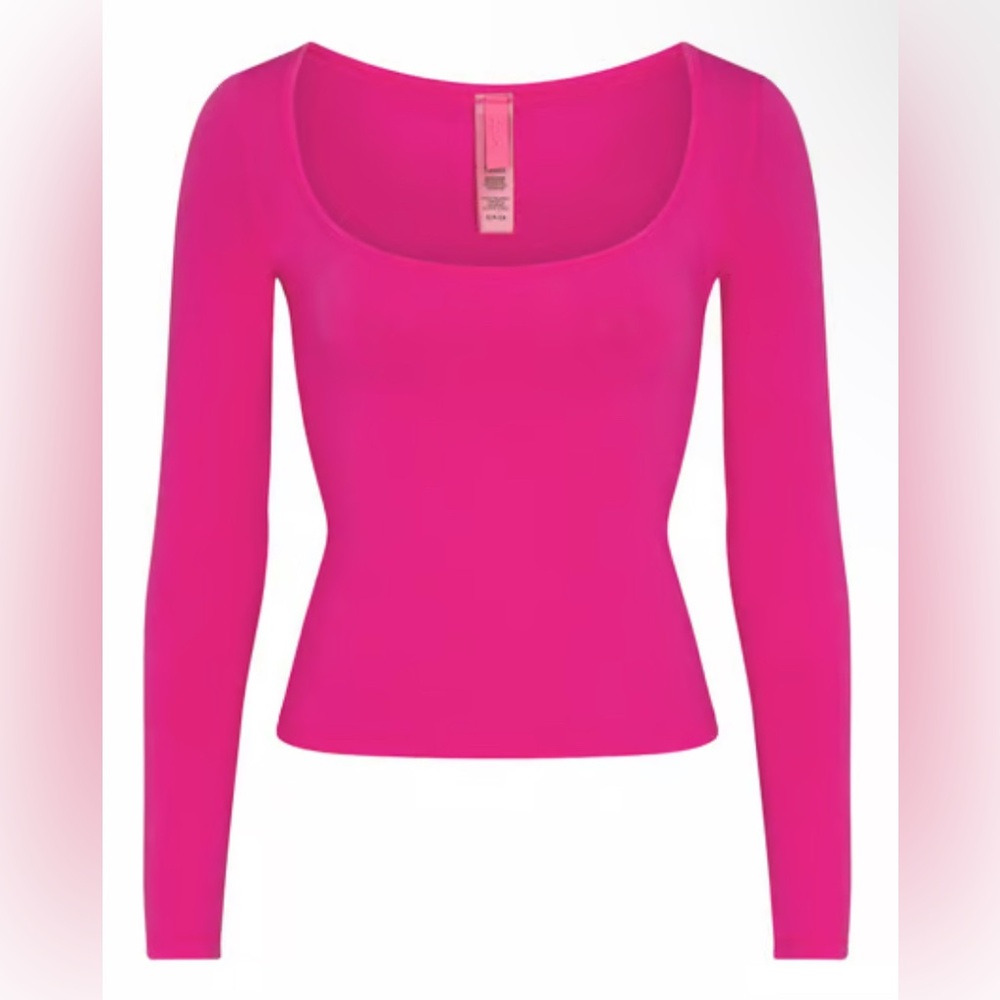 SKIMS Vintage Scoop Long Sleeve T-Shirt in Fuchsia